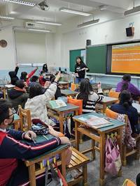 113.02.27 歡唱英語歌謠及收聽ICRT圖片(另開新視窗)